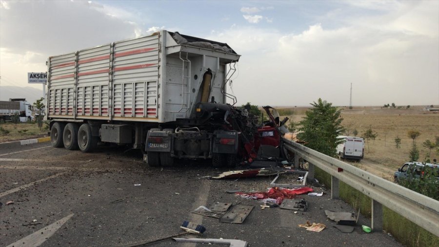Konya'da Çarpışan İki Tırın Şoförlerinden Biri Hayatını Kaybetti