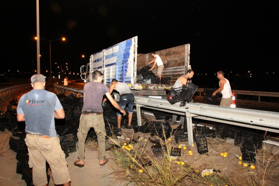 Mersin'de Tırın Dorsesindeki Limonlar Yola Savruldu