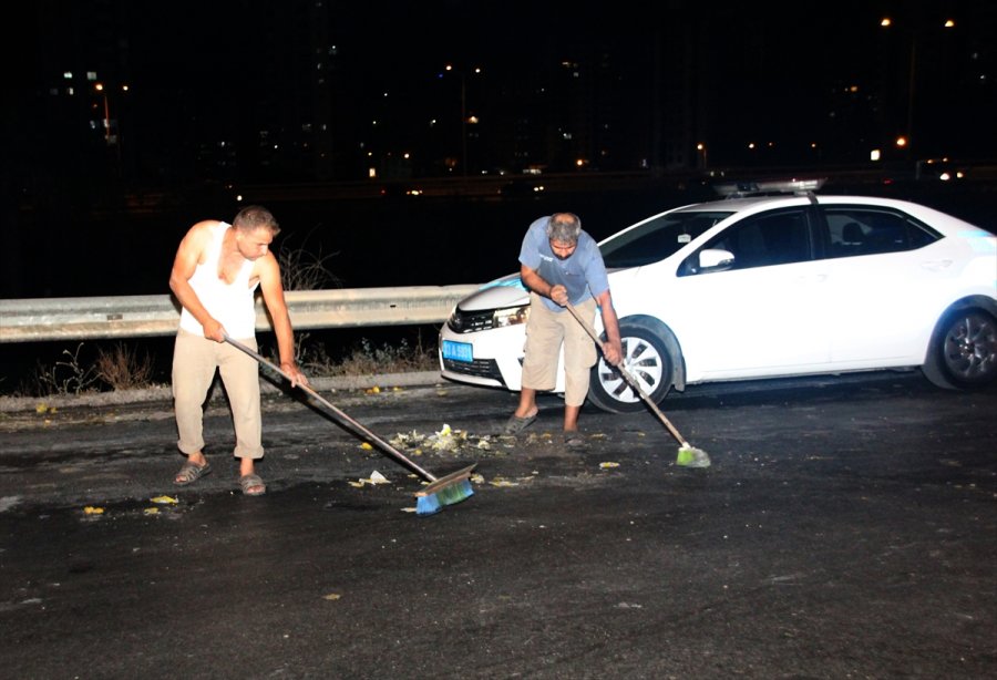 Mersin'de Tırın Dorsesindeki Limonlar Yola Savruldu