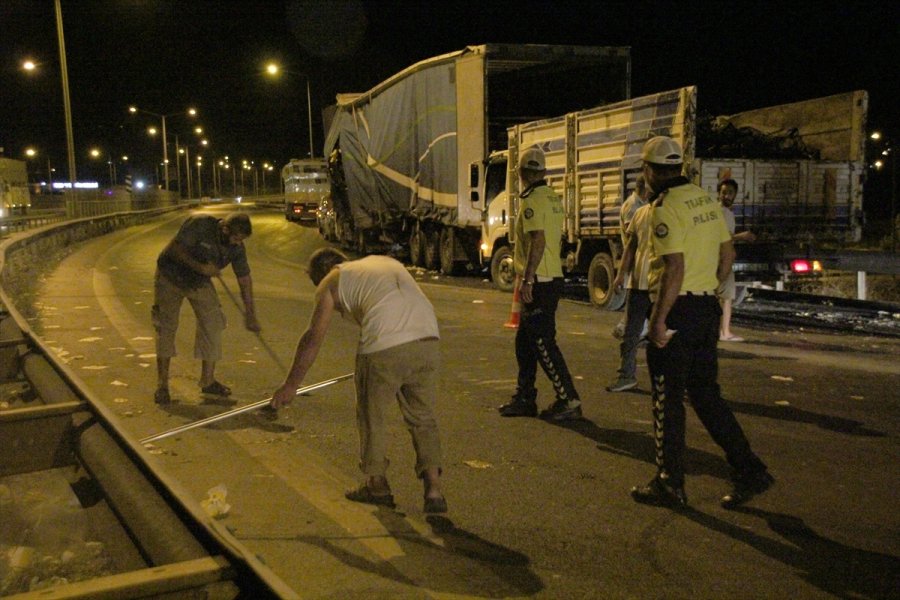 Mersin'de Tırın Dorsesindeki Limonlar Yola Savruldu