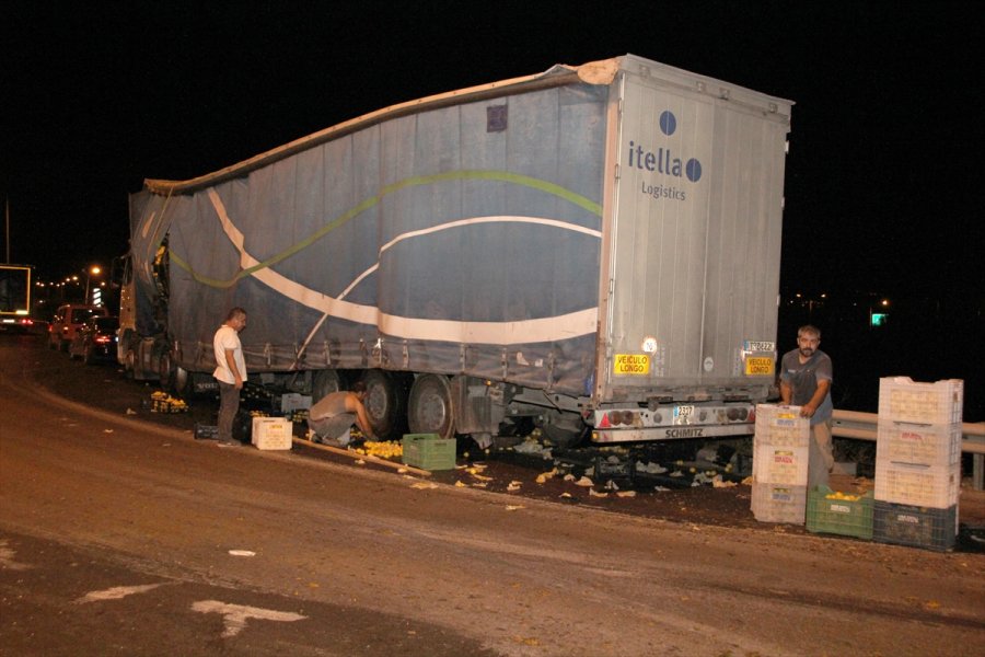 Mersin'de Tırın Dorsesindeki Limonlar Yola Savruldu