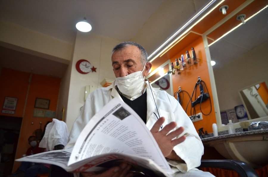 Ailesinin 6. Kuşak Temsilcisi Berber, Müşterilerini Şiir Okuyarak Tıraş Ediyor