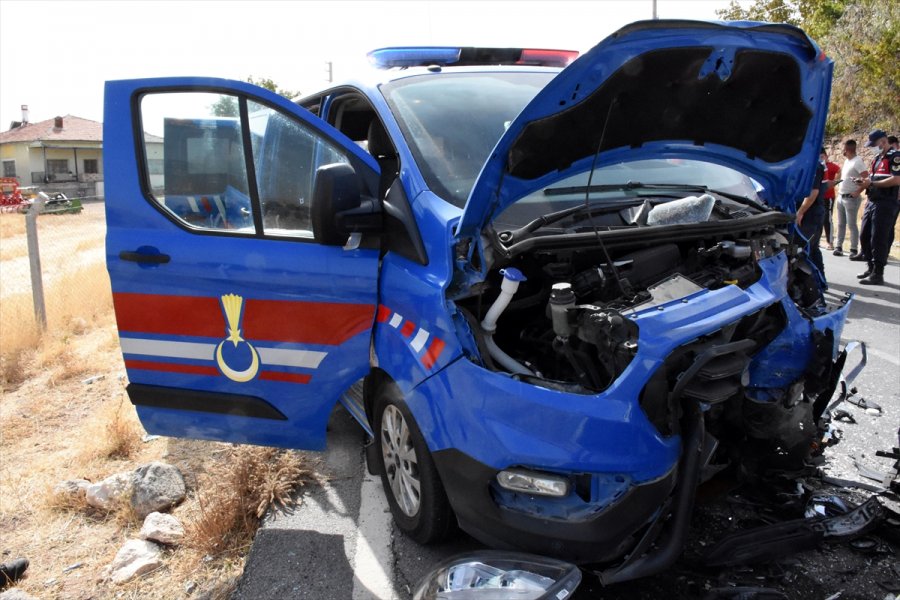 Aksaray'da Jandarma Aracıyla Otomobil Çarpıştı: 5 Yaralı
