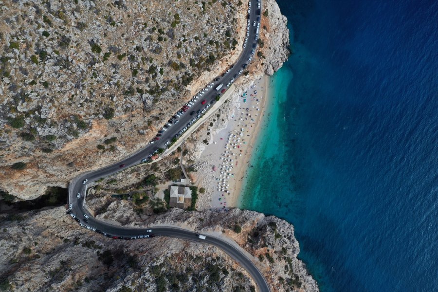 Antalya'nın Ünlü Kaputaş Plajı'nda Deniz Ve Güneş Keyfi