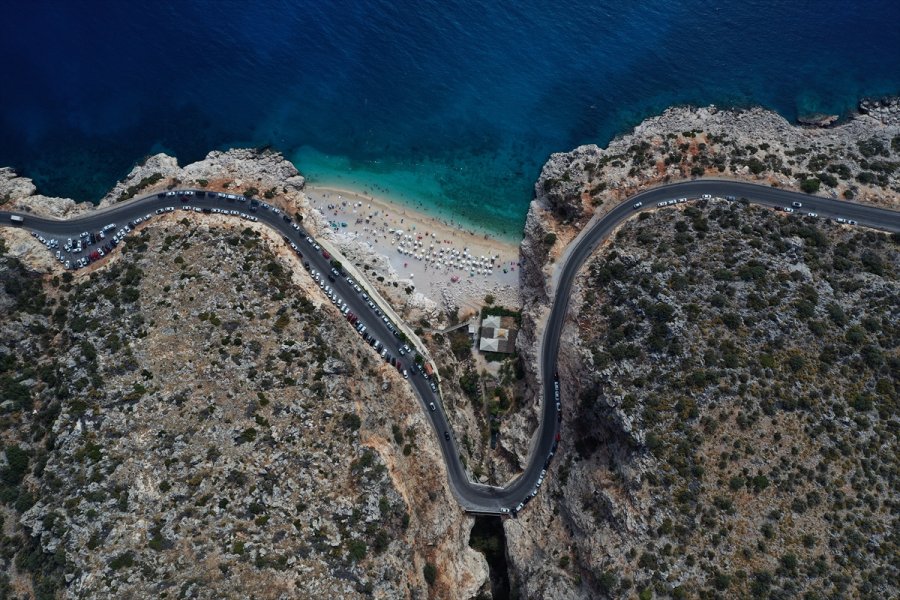 Antalya'nın Ünlü Kaputaş Plajı'nda Deniz Ve Güneş Keyfi