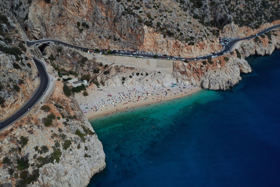Antalya'nın Ünlü Kaputaş Plajı'nda Deniz Ve Güneş Keyfi