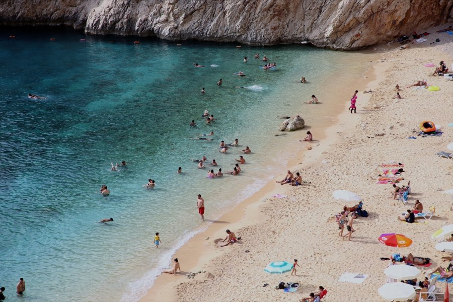 Antalya'nın Ünlü Kaputaş Plajı'nda Deniz Ve Güneş Keyfi