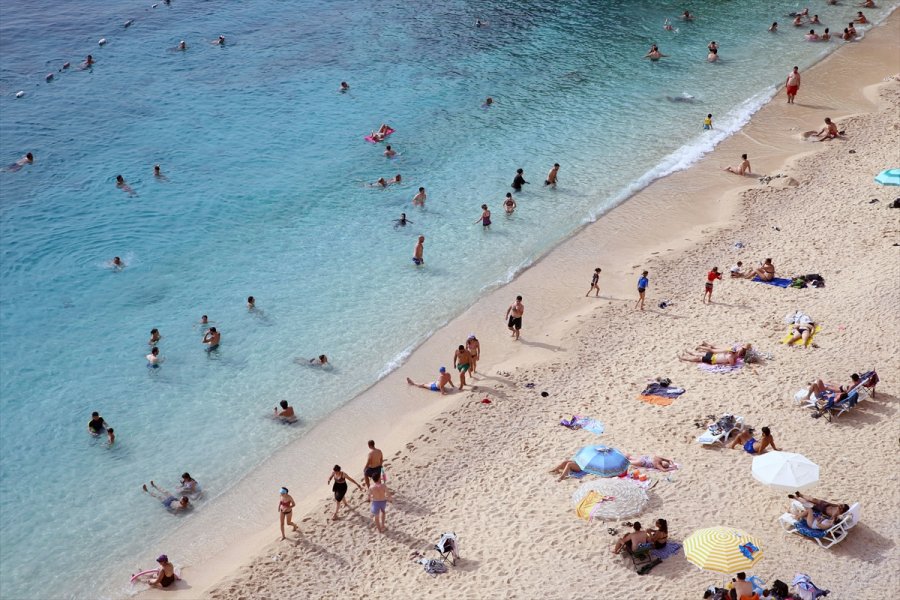 Antalya'nın Ünlü Kaputaş Plajı'nda Deniz Ve Güneş Keyfi