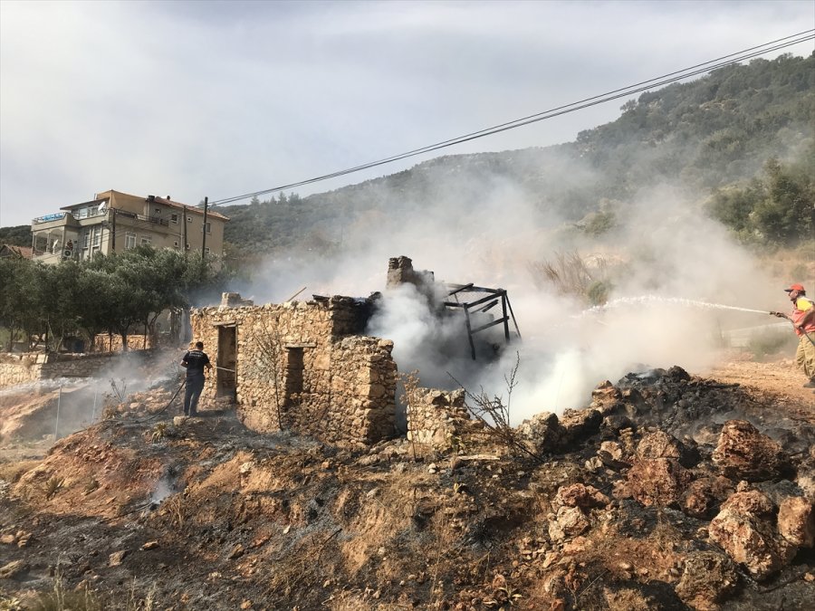 Kaş'ta Metruk Evde Çıkan Yangın Söndürüldü