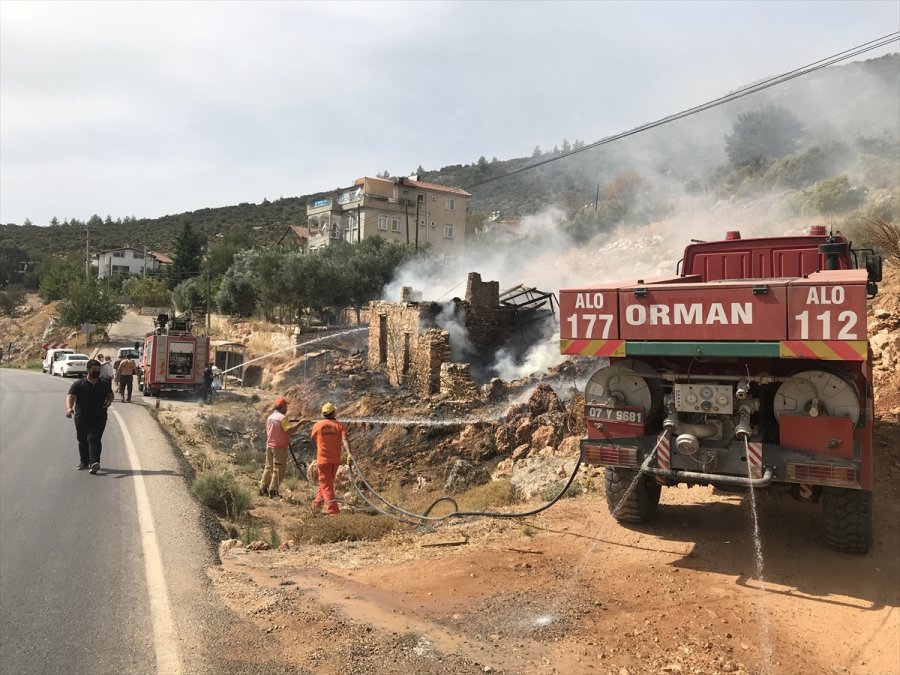 Kaş'ta Metruk Evde Çıkan Yangın Söndürüldü