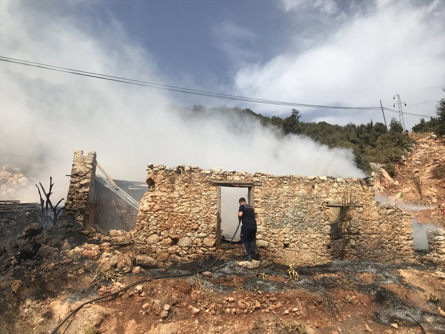Kaş'ta Metruk Evde Çıkan Yangın Söndürüldü