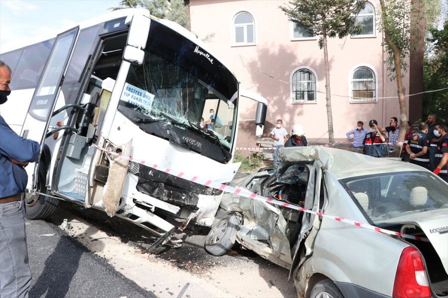 Güncelleme - Niğde'de Midibüs İle Otomobil Çarpıştı: 1 Ölü, 1 Yaralı