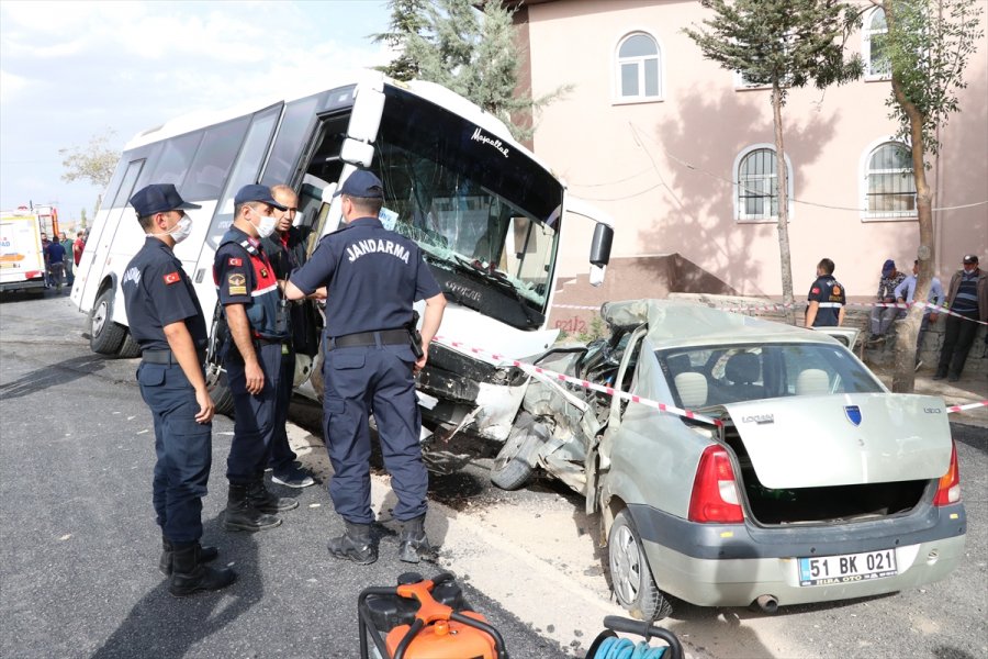 Güncelleme - Niğde'de Midibüs İle Otomobil Çarpıştı: 1 Ölü, 1 Yaralı