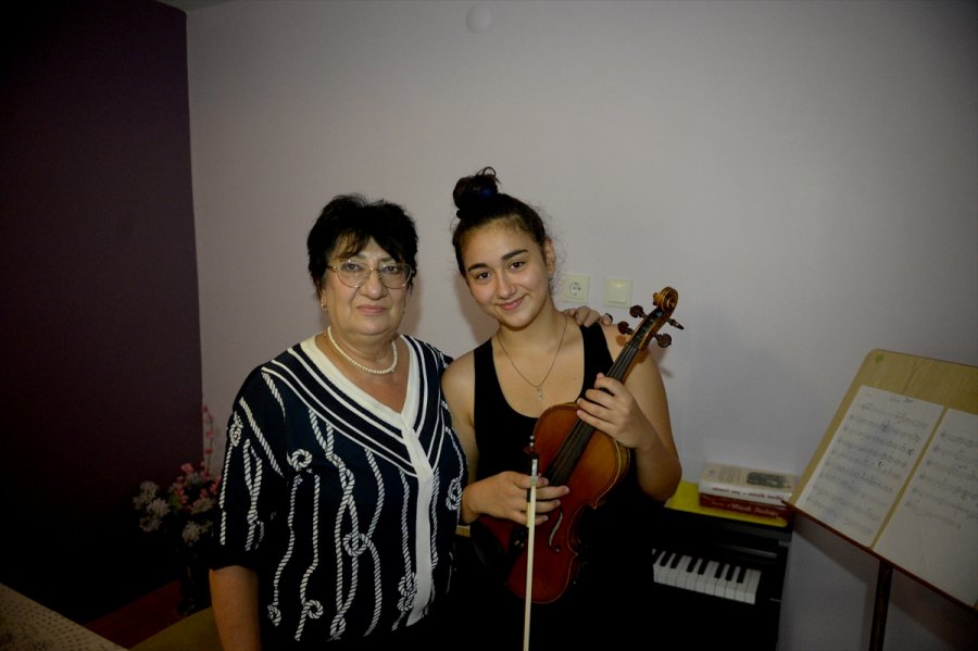 Ödüllü Kemancı Hüma Betül, Azerbaycan'ın Çocuk Şehitlerine Ağladı