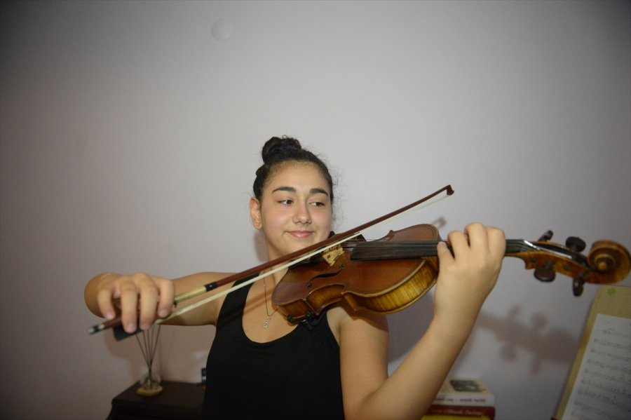 Ödüllü Kemancı Hüma Betül, Azerbaycan'ın Çocuk Şehitlerine Ağladı