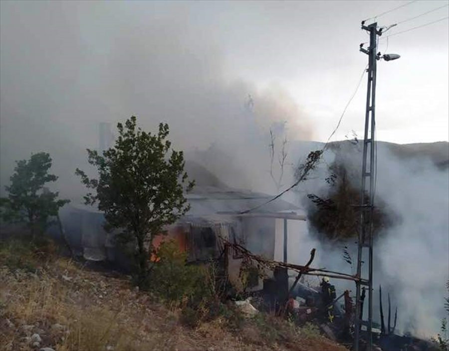 Bozkır'da Bahçede Yakılan Otlar Bir Evi Yaktı