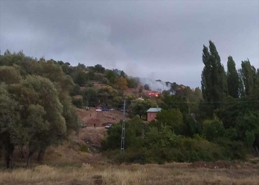 Bozkır'da Bahçede Yakılan Otlar Bir Evi Yaktı