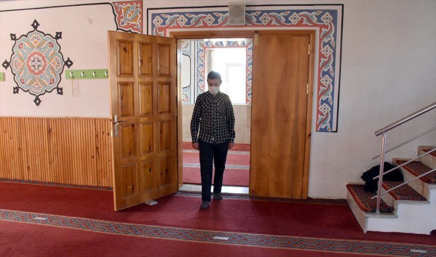 Görme Engelli Müezzin Yaşam Azmiyle Örnek Oluyor