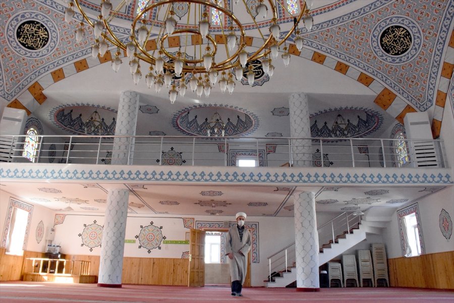 Görme Engelli Müezzin Yaşam Azmiyle Örnek Oluyor