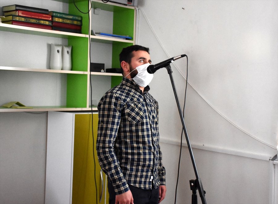 Görme Engelli Müezzin Yaşam Azmiyle Örnek Oluyor