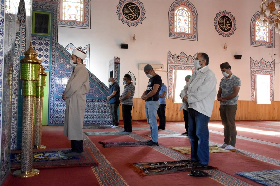 Görme Engelli Müezzin Yaşam Azmiyle Örnek Oluyor