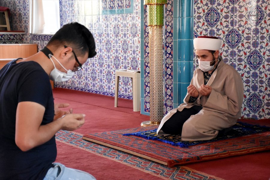 Görme Engelli Müezzin Yaşam Azmiyle Örnek Oluyor