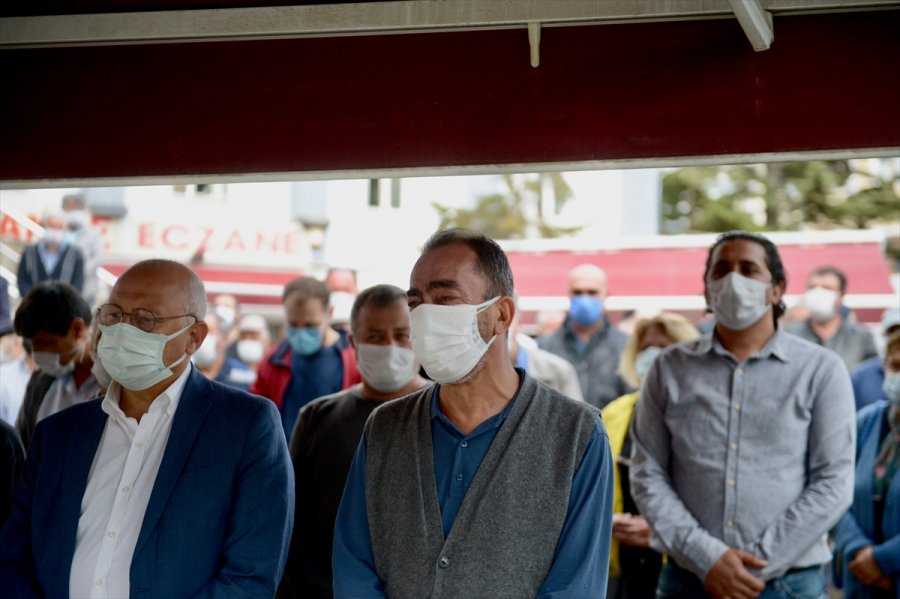 İzmir'deki Boşanma Davası Duruşması Öncesi Öldürülen Kadının Cenazesi Defnedildi