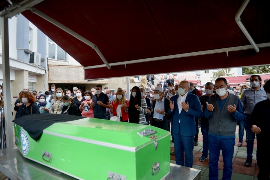 İzmir'deki Boşanma Davası Duruşması Öncesi Öldürülen Kadının Cenazesi Defnedildi