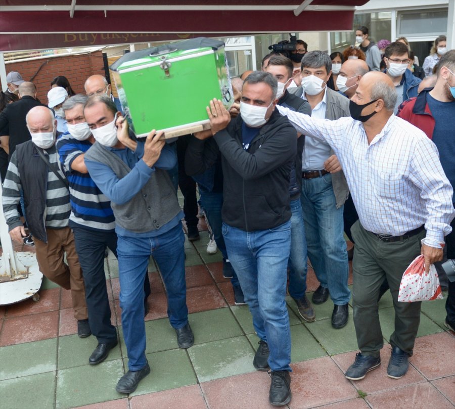 İzmir'deki Boşanma Davası Duruşması Öncesi Öldürülen Kadının Cenazesi Defnedildi