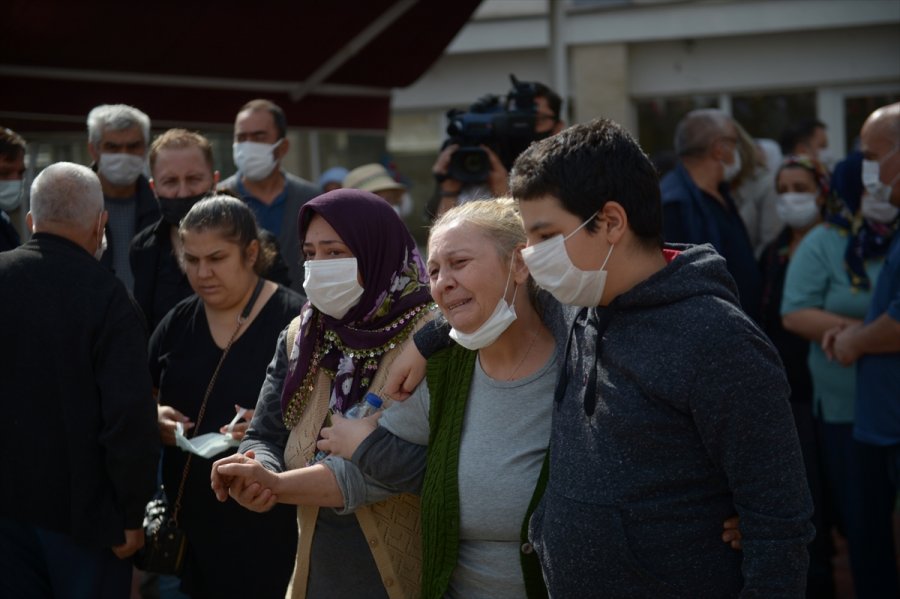 İzmir'deki Boşanma Davası Duruşması Öncesi Öldürülen Kadının Cenazesi Defnedildi