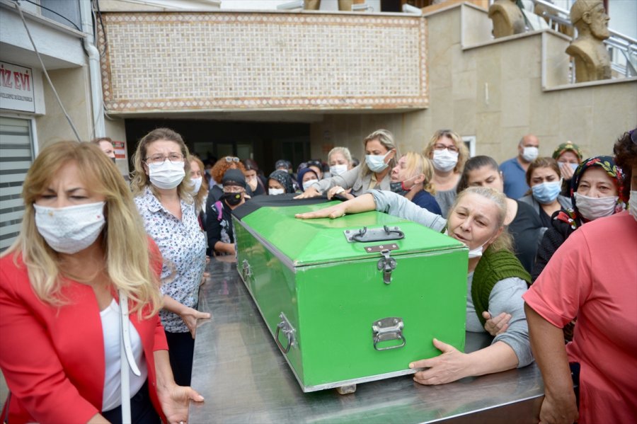 İzmir'deki Boşanma Davası Duruşması Öncesi Öldürülen Kadının Cenazesi Defnedildi