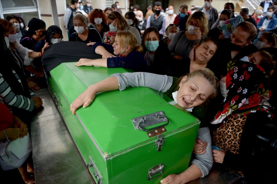 İzmir'deki Boşanma Davası Duruşması Öncesi Öldürülen Kadının Cenazesi Defnedildi