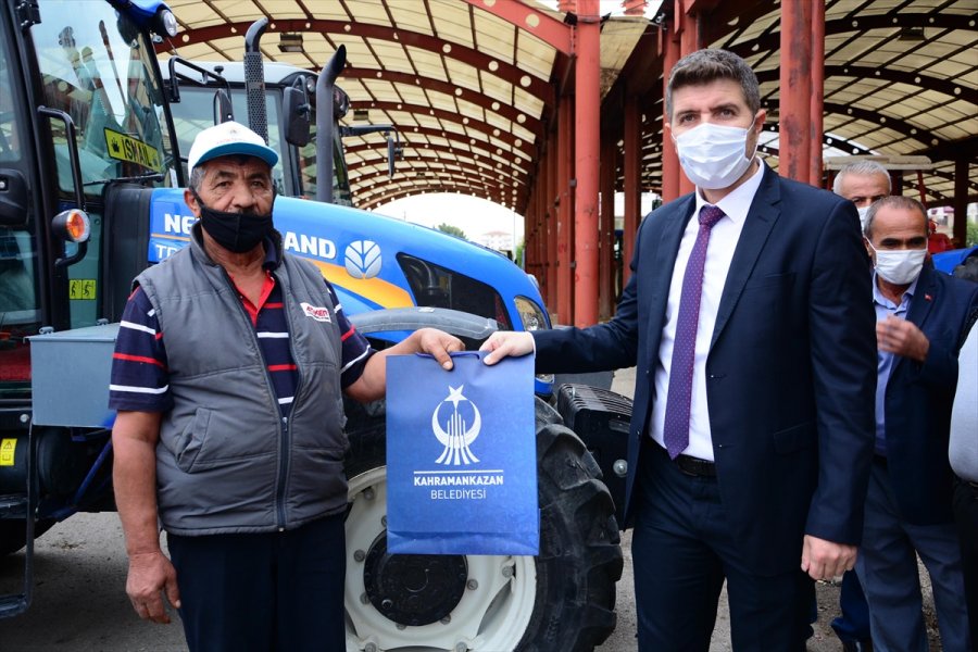 Kahramankazan'da Traktör Sürücülerine Reflektör Dağıtıldı