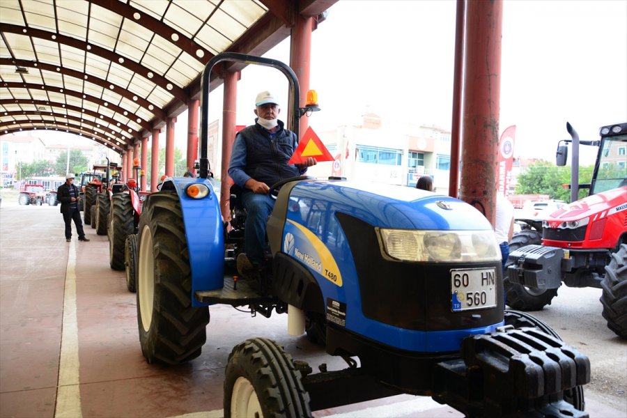 Kahramankazan'da Traktör Sürücülerine Reflektör Dağıtıldı