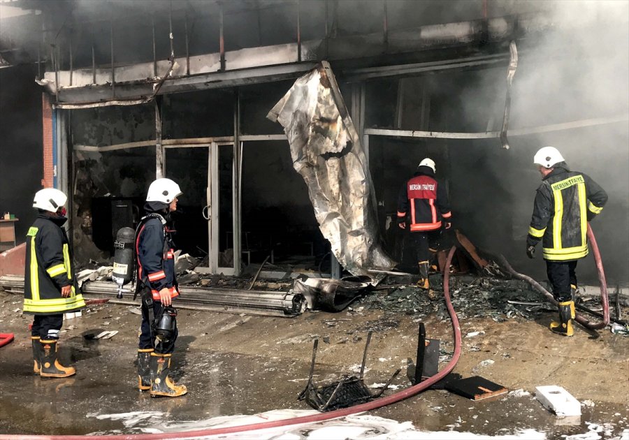 Mersin'de Sanayi Sitesinde Çıkan Yangında 4 İş Yeri Ve 4 Araçta Hasar Oluştu