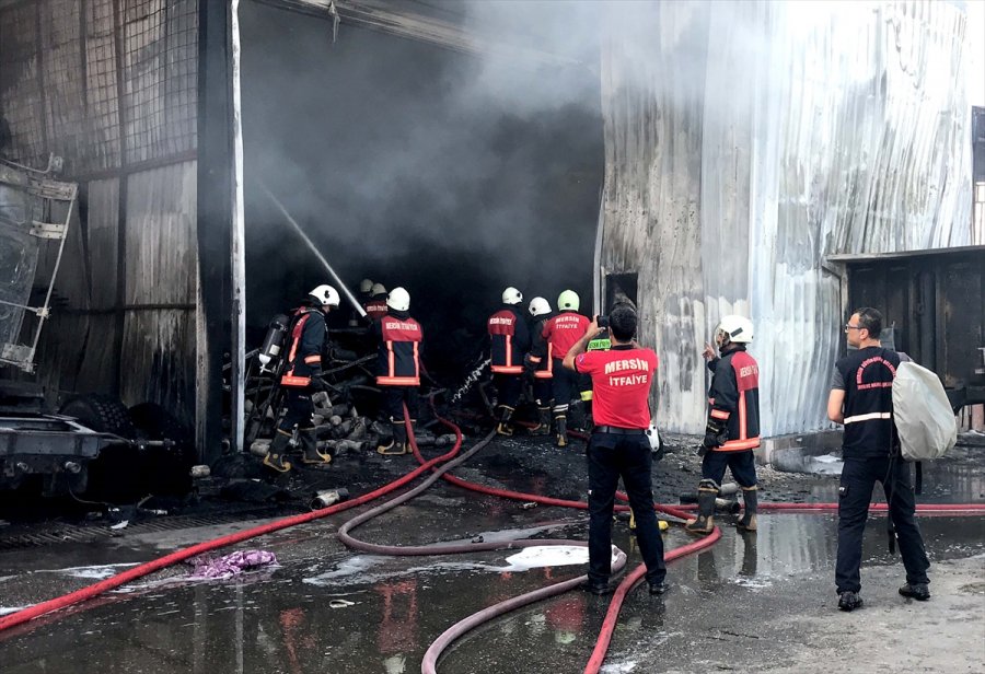 Mersin'de Sanayi Sitesinde Çıkan Yangında 4 İş Yeri Ve 4 Araçta Hasar Oluştu