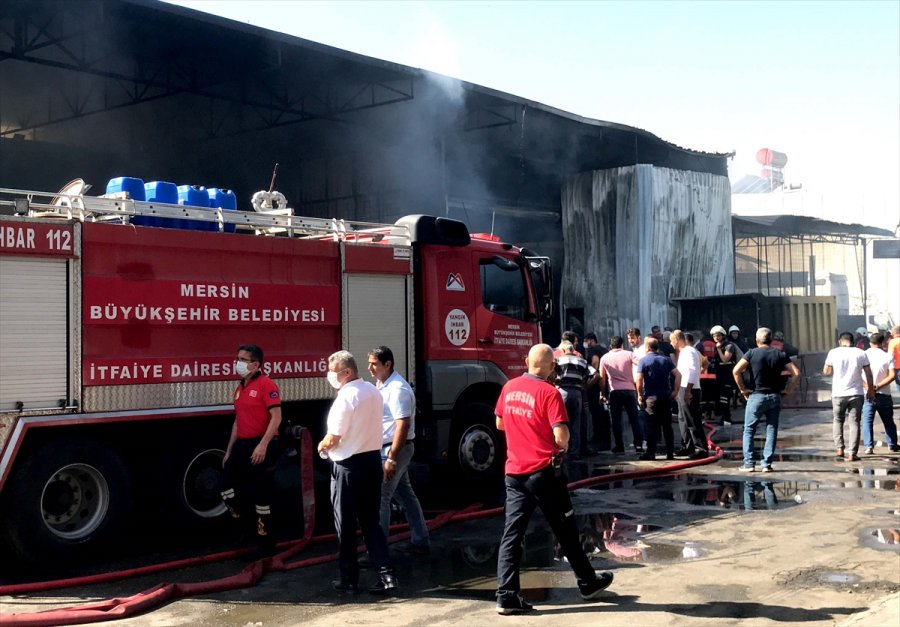 Mersin'de Sanayi Sitesinde Çıkan Yangında 4 İş Yeri Ve 4 Araçta Hasar Oluştu