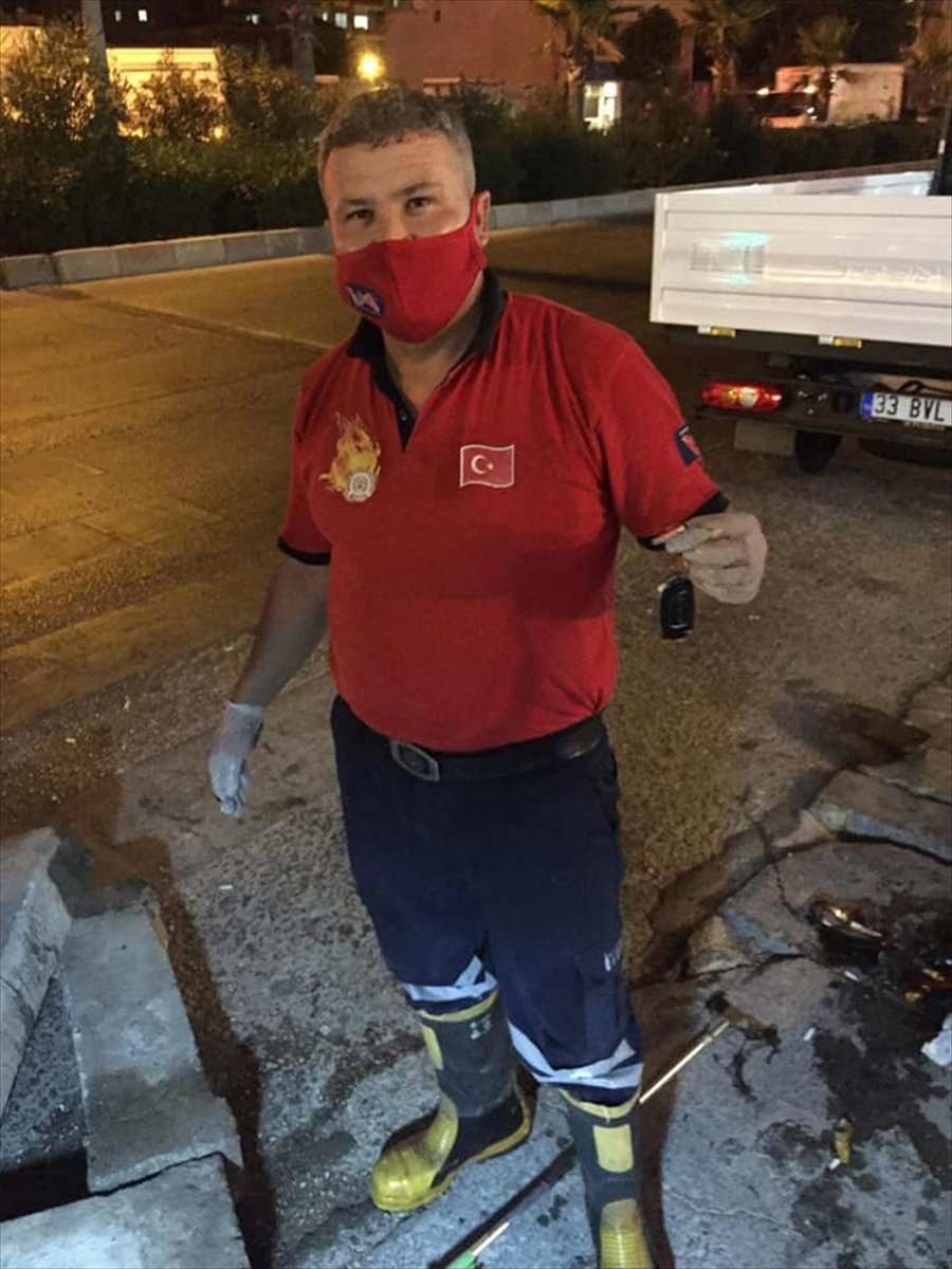 Otomobilinin Anahtarını Yağmur Suyu Kanalına Düşüren Sürücü İtfaiyeden Yardım İstedi