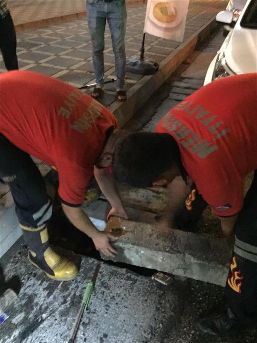 Otomobilinin Anahtarını Yağmur Suyu Kanalına Düşüren Sürücü İtfaiyeden Yardım İstedi