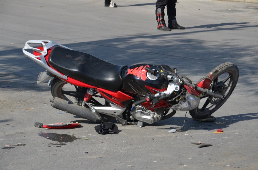 Karaman'da Midibüs İle Motosiklet Çarpıştı: 2 Yaralı