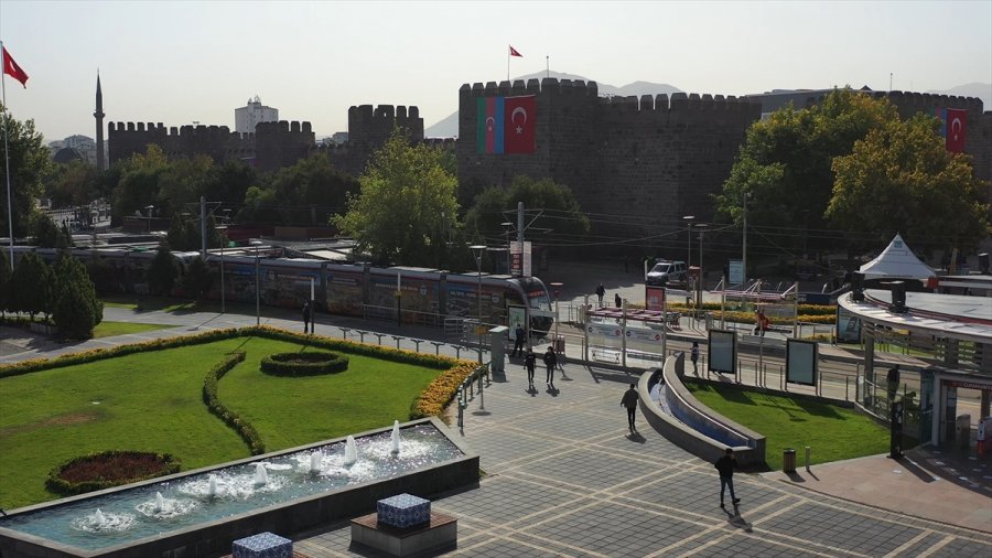Kayseri'de Tramvaylar Koramaz Vadisi İle Kültepe Kaniş-karum Görselleriyle Donatıldı