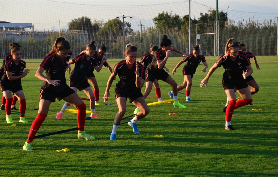 A Milli Kadın Futbol Takımı'nın Antalya Kampı Başladı