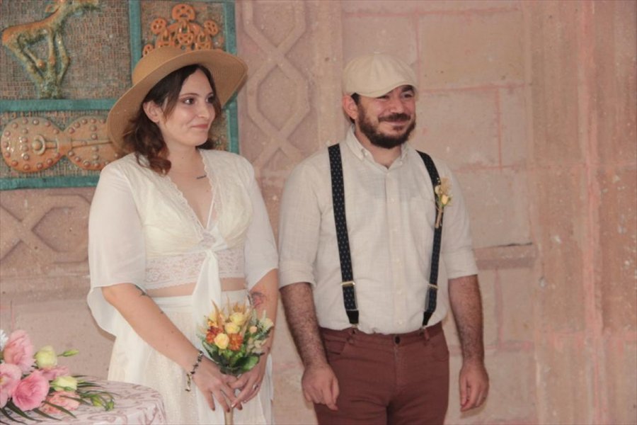 Antalya'da Evlenen Veteriner Çift Nikah Şekeri Yerine Mama Dağıttı