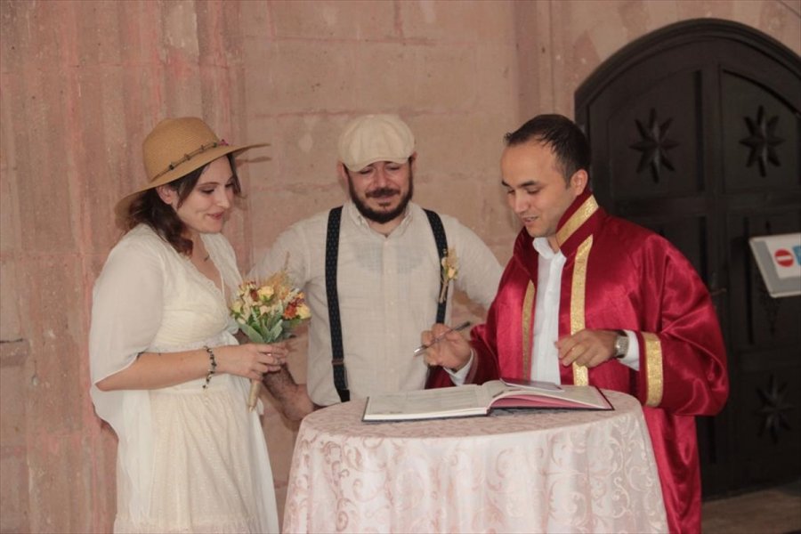 Antalya'da Evlenen Veteriner Çift Nikah Şekeri Yerine Mama Dağıttı