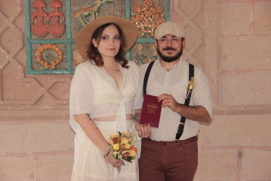 Antalya'da Evlenen Veteriner Çift Nikah Şekeri Yerine Mama Dağıttı