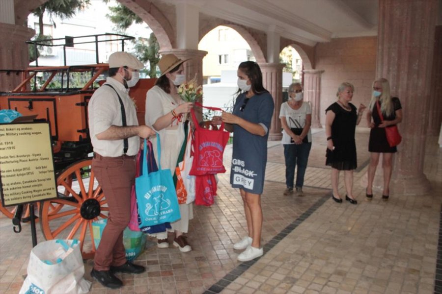 Antalya'da Evlenen Veteriner Çift Nikah Şekeri Yerine Mama Dağıttı