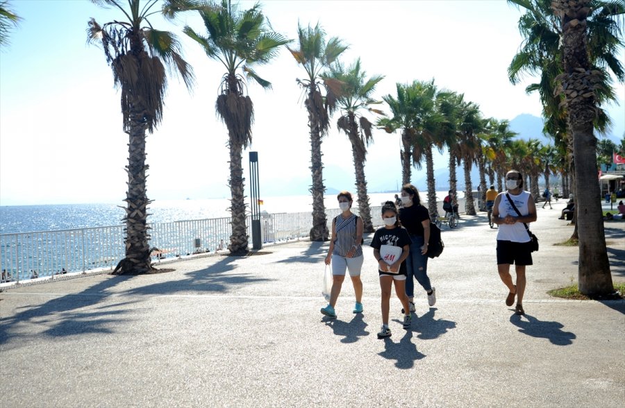 Antalya'da Güneşli Havada Sahillerde Yoğunluk Oluştu