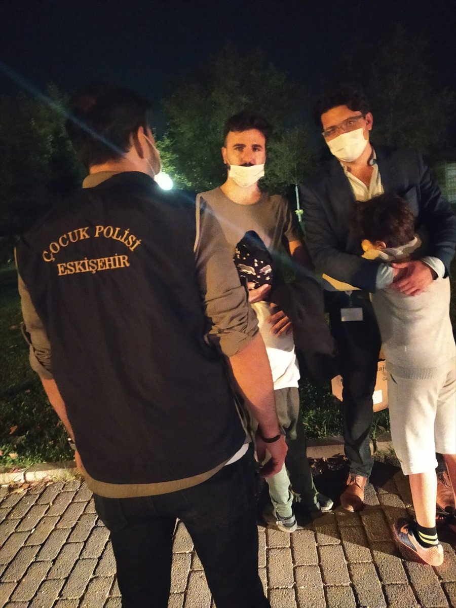 Eskişehir'de Evlerinin Önünden Kaybolan İki Çocuk Parkta Bulundu