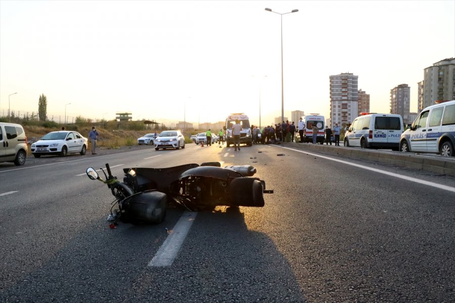 Kayseri'de Devrilen Motosikletteki 2 Kişi Öldü