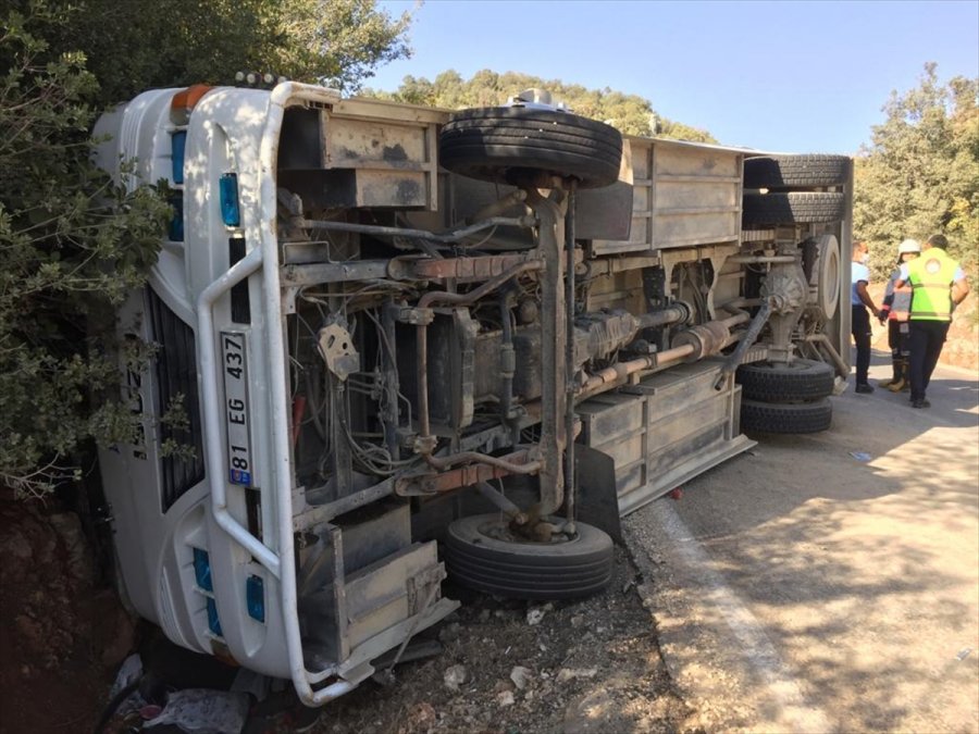 Mersin'de Tarım İşçilerini Taşıyan Midibüs Devrildi: 1 Ölü, 34 Yaralı